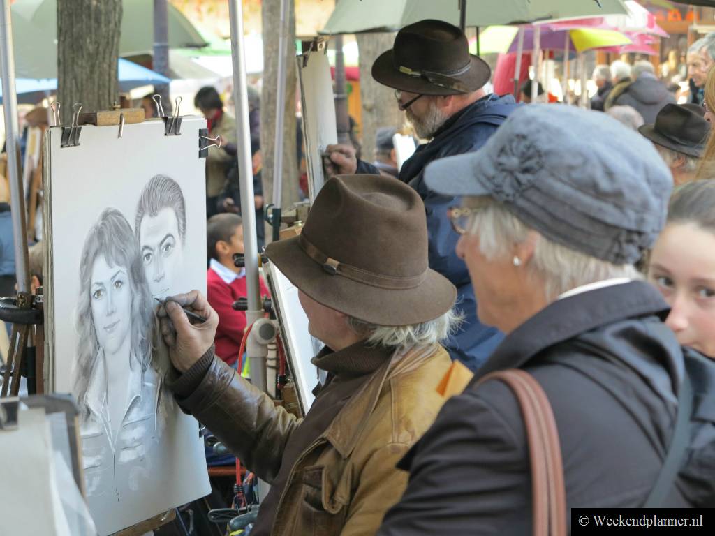 Als je een portret wilt laten tekenen kun je afgaan op de voorbeelden die de tekenaar heeft uitgestald. Soms is dat echter het werk van een ander dus je kunt het beste eerst gaan kijken hoe de tekenaar het portret van een ander maakt.